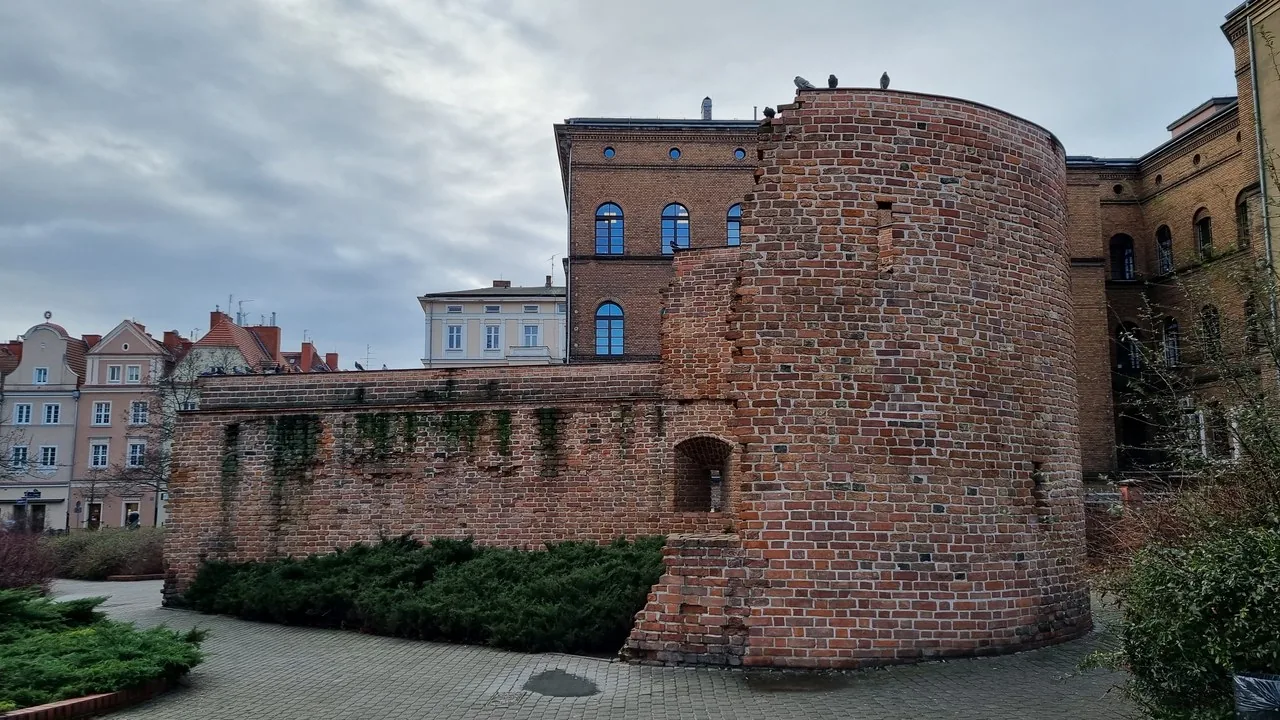 Fragment murów obronnych w Poznaniu, jednym z punktów na trasie maratonu.