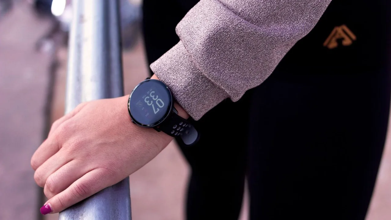 Smartwatch na nadgarstku biegacza wyświetlający alarm SOS z odliczaniem czasu