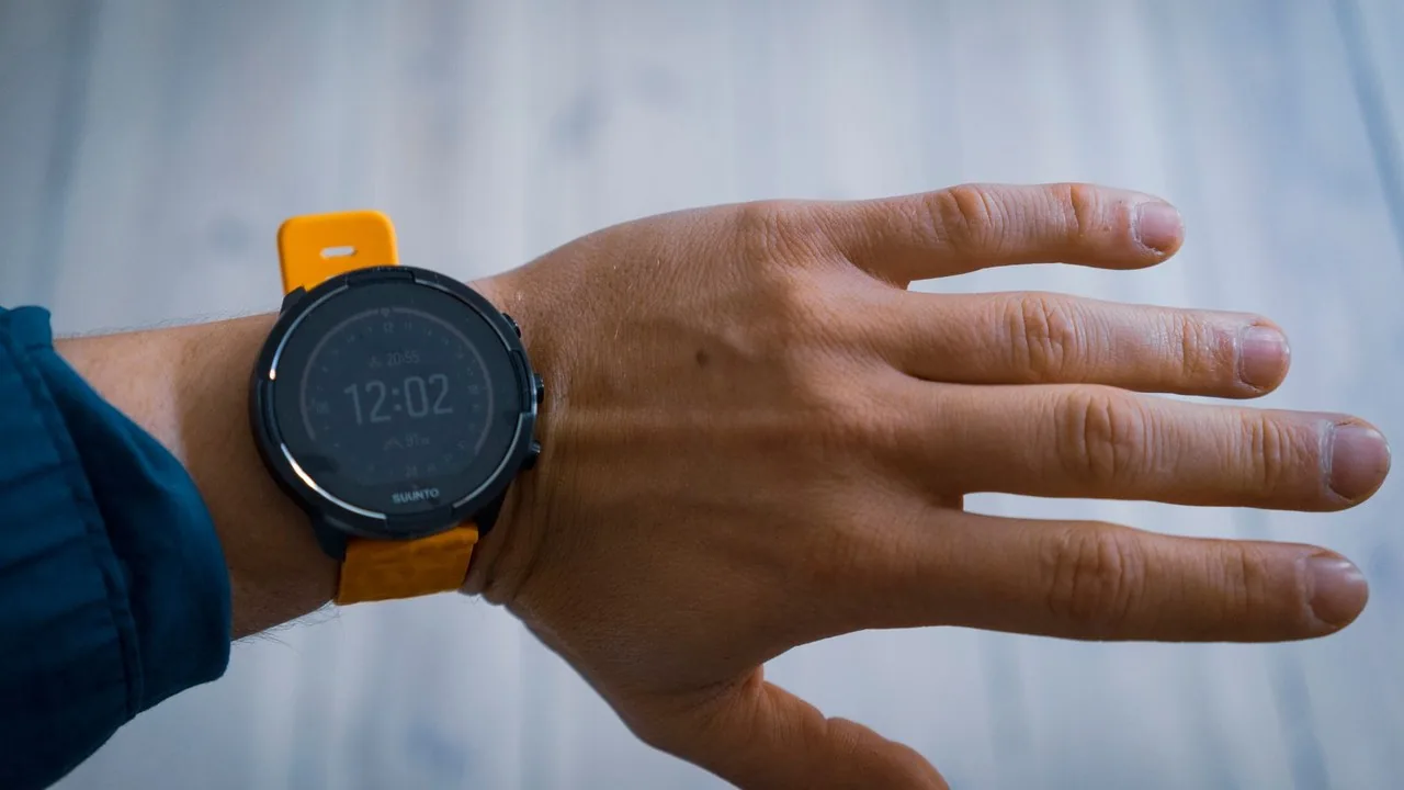 Zbliżenie na zegarek Garmin fēnix 9 na nadgarstku biegacza w pełnym słońcu