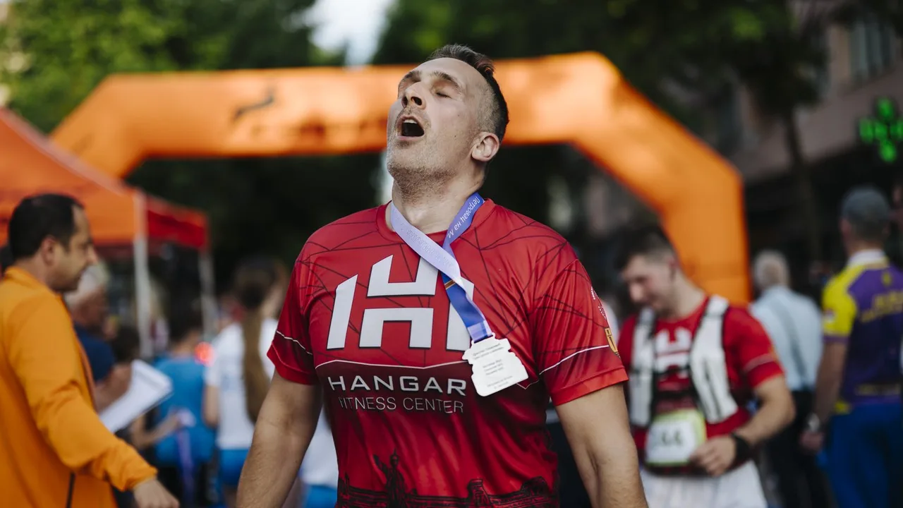 Biegacz na leśnej trasie podczas zimowych zawodów biegowych górskich