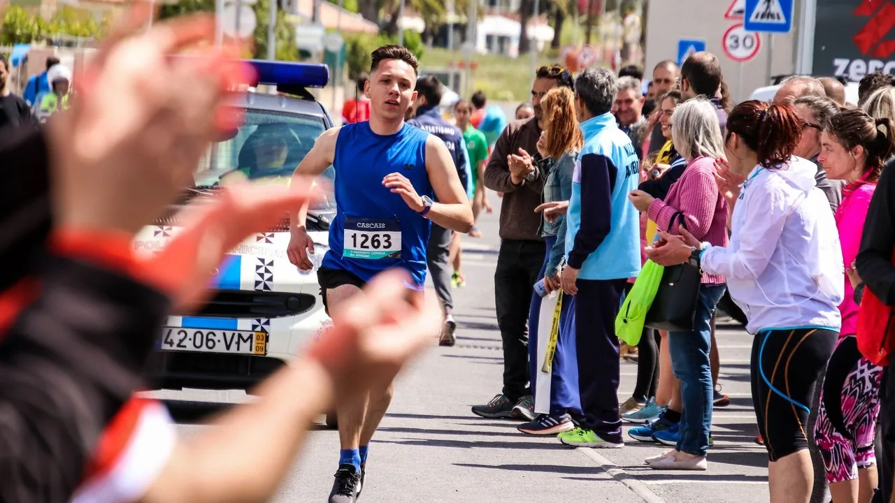 Biegacz odbierający numer startowy i chip pomiarowy podczas zapisów na bieg
