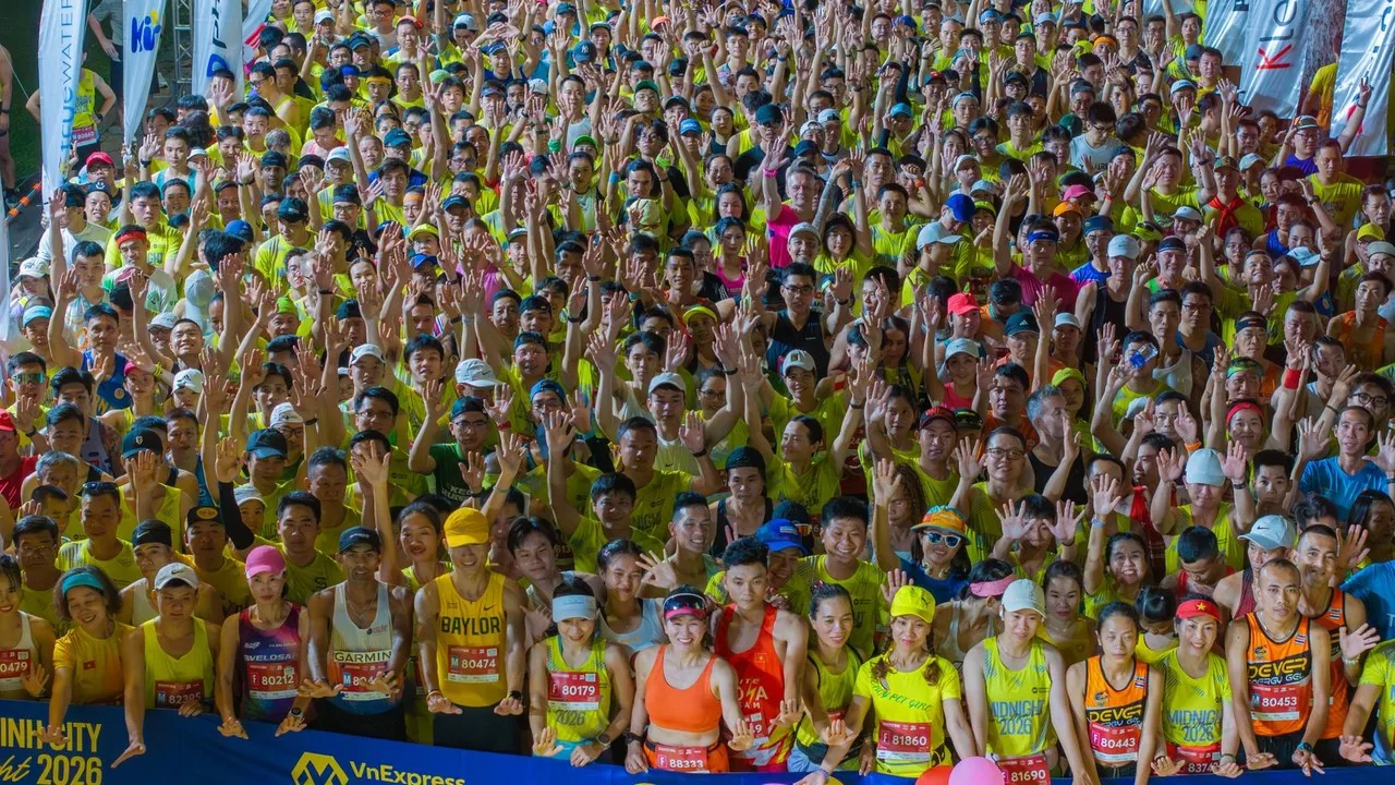 Biegacze na mecie maratonu w mieście o zachodzie słońca