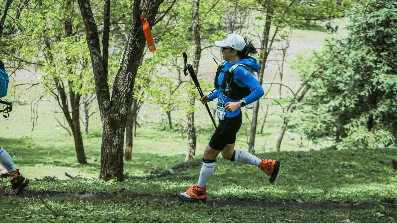 Biegacze na trasie Maratonu Trzech Jezior w Beskidzie Małym