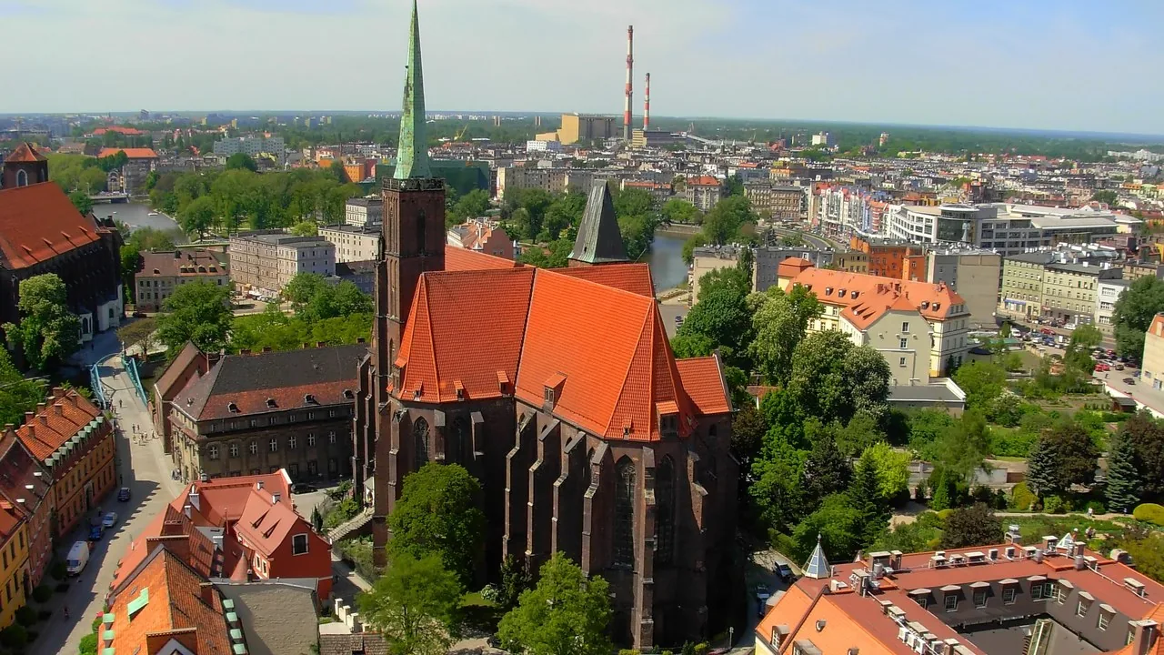 Panorama Wrocławia z wieży katedry, z widokiem na Bazylikę św. Piotra i Pawła.