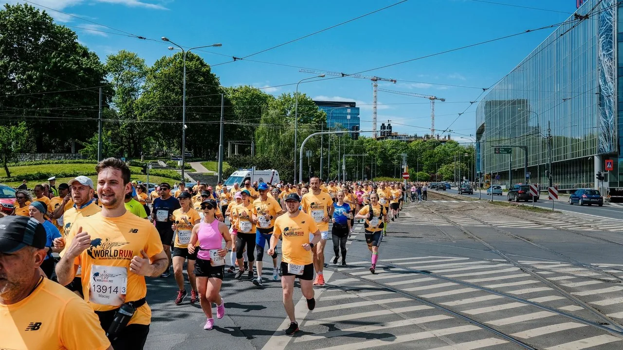 Biegacy podczas maratonu na trasie prowadzącej w pobliżu Międzynarodowych Targów Poznańskich.